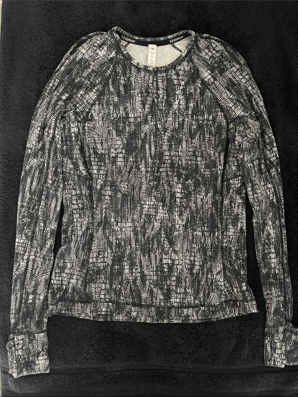 lululemon athletica women’s  Crewneck Sweater -Black & White Abstract Print